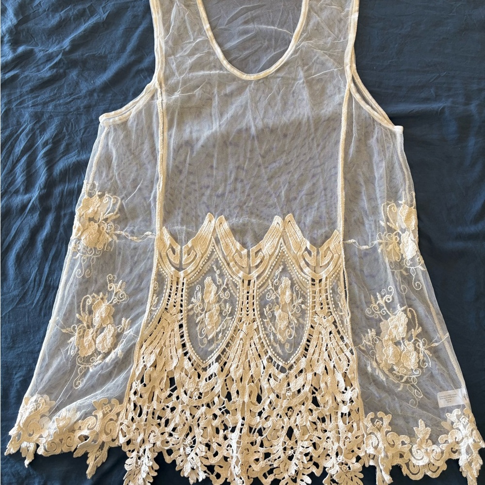 Elegant Sleeveless Lace Blouse in Cream